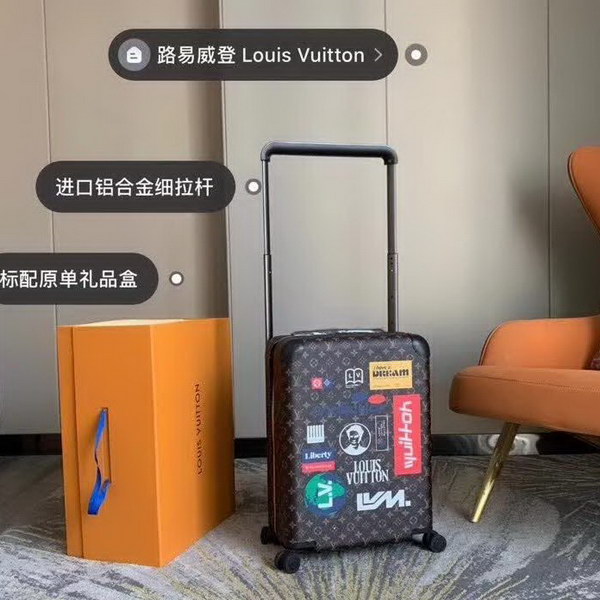 路易威登/LV Horizon 50拉杆箱,以个性创意革传奇经典,为标志性Monogram帆布点缀旅行贴饰,皮革边角保护和超大外置拉杆丰富智慧细节,打造优雅且实用的旅行伴侣