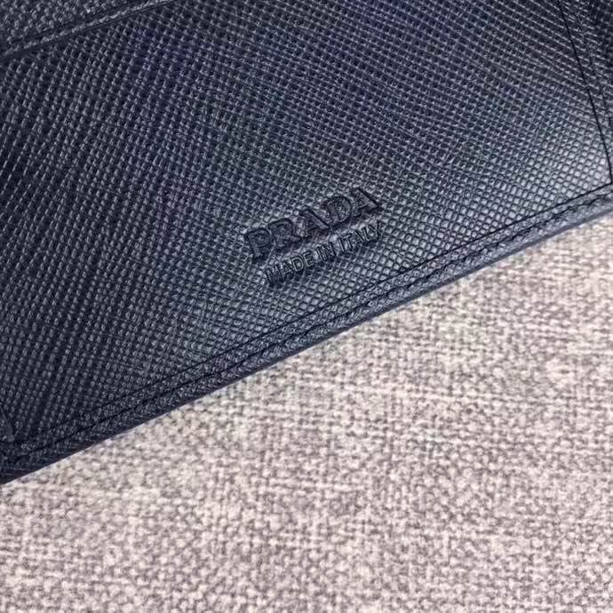 【原版皮】普拉达/Prada 短款钱夹,选用十字纹小牛皮裁制而成,边角热压印字母标识,精湛走线均匀整齐,做工精湛,款号:2M0513