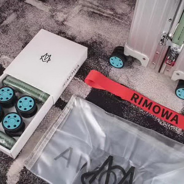 日默瓦/Rimowa 旅行箱,全铝镁合金,经典款的新版本,彩色皮质把手,购买就送透明套,4个轮子,2个手把,绑带,想怎么换就怎么换,永远是街头机场最靓的你