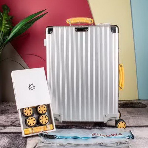 日默瓦/Rimowa 旅行箱,全铝镁合金,经典款的新版本,彩色皮质把手,购买就送透明套,4个轮子,2个手把,绑带,想怎么换就怎么换,永远是街头机场最靓的你