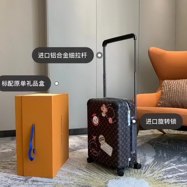 路易威登/LV Horizon 50拉杆箱,以个性创意革传奇经典,为标志性Monogram帆布点缀旅行贴饰,皮革边角保护和超大外置拉杆丰富智慧细节,打造优雅且实用的旅行伴侣