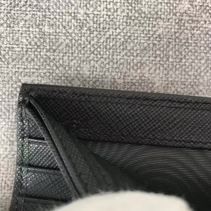 【原版皮】普拉达/Prada 短款钱夹,选用十字纹小牛皮裁制而成,边角点缀散字唛标识,经典之作,简单时尚,款号:2M0513