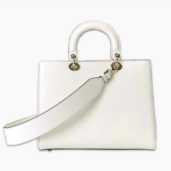 【原版皮】迪奥/Dior 手提包,选用手掌纹小牛皮裁制而成,缀以品牌标识吊坠,搭配宽肩带更有特色,简约时尚