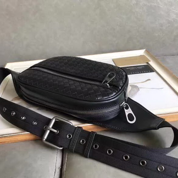 【原版皮】葆蝶家/Bottega Veneta 胸包,经典爆款,选用高光胎牛皮裁制而成,搭配哑锖色五金,所有材料都精挑细选