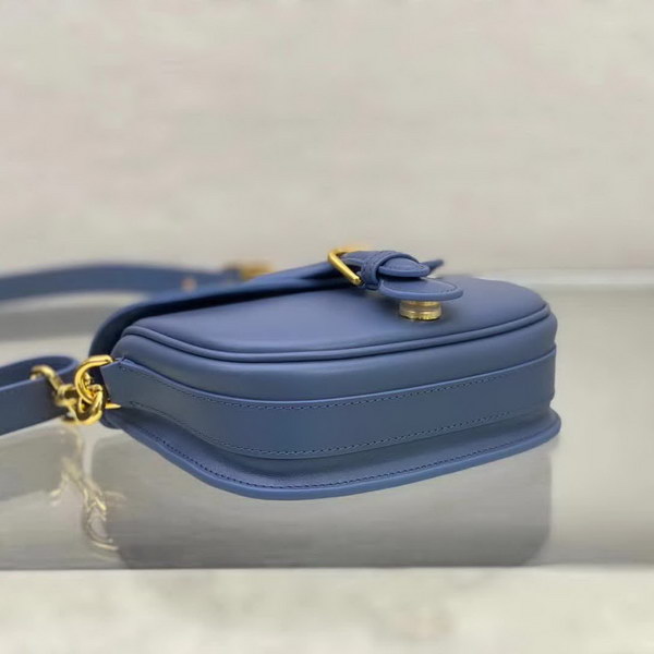 【原版皮】迪奥/Dior bobby 手袋,复古CD logo,硬挺的包身,五金做旧增加了复古感,不易磨损,采用光面牛皮革精心制作,饰以复古金色五金配件提升格调,柔软而富有质感,点缀有军装风格搭扣,款号:M9317