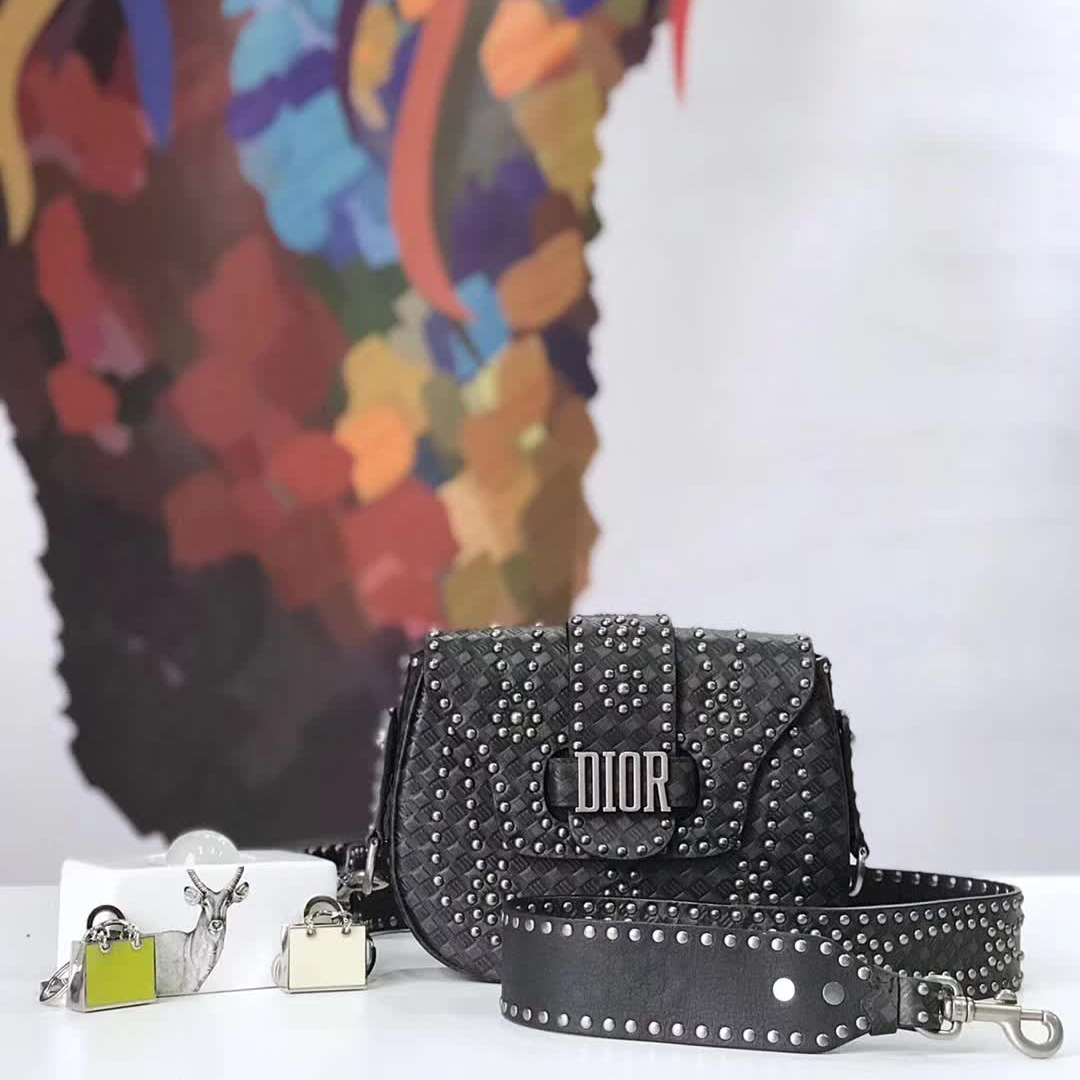 【原版皮】迪奥/Dior 肩背包,选用编织纹小牛皮裁制而成,缀以铆钉设计,搭配宽肩带更有特色,真的特别好看,款号:M6501