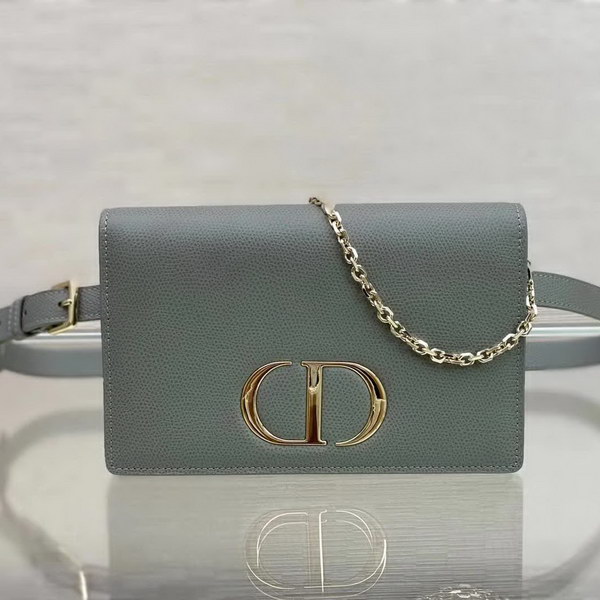【原版皮】迪奥/Dior 30Montaigne 腰包WOC二合一,采用多功能设计,正面饰以CD元素,展现30 Montaigne系列产品的标志性外观,可搭配腰带佩戴,肩背,斜挎或作为手拿包使用