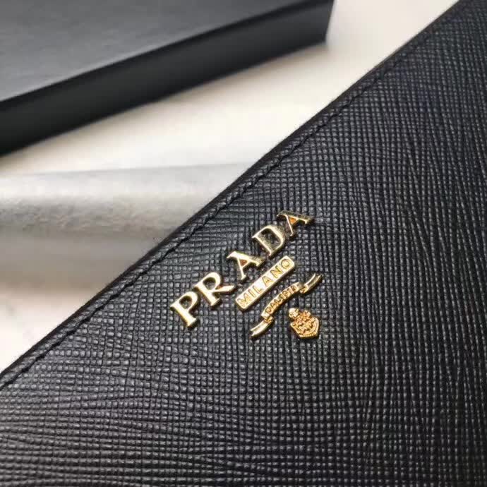 【原版皮】普拉达/Prada 拉链钱夹,选用十字纹小牛皮裁制而成,正面点缀金色散字徽标,尽显高档时尚,低调而又奢华,款号:1ML506