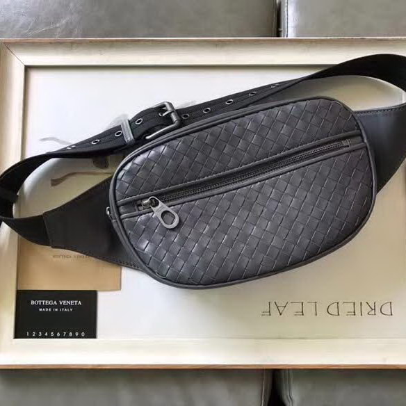 【原版皮】葆蝶家/Bottega Veneta 胸包,经典爆款,选用高光胎牛皮裁制而成,搭配哑锖色五金,所有材料都精挑细选