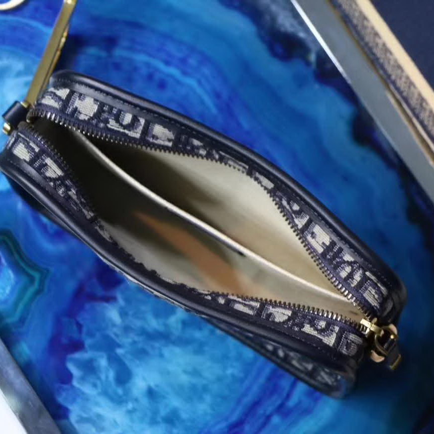 【原版皮】迪奥/Dior 相机包,选用Oblique提花帆布搭配同色系牛皮皮革裁制而成,大大的D字扣的手拎设计五金,随意又摩登,谁用谁时髦