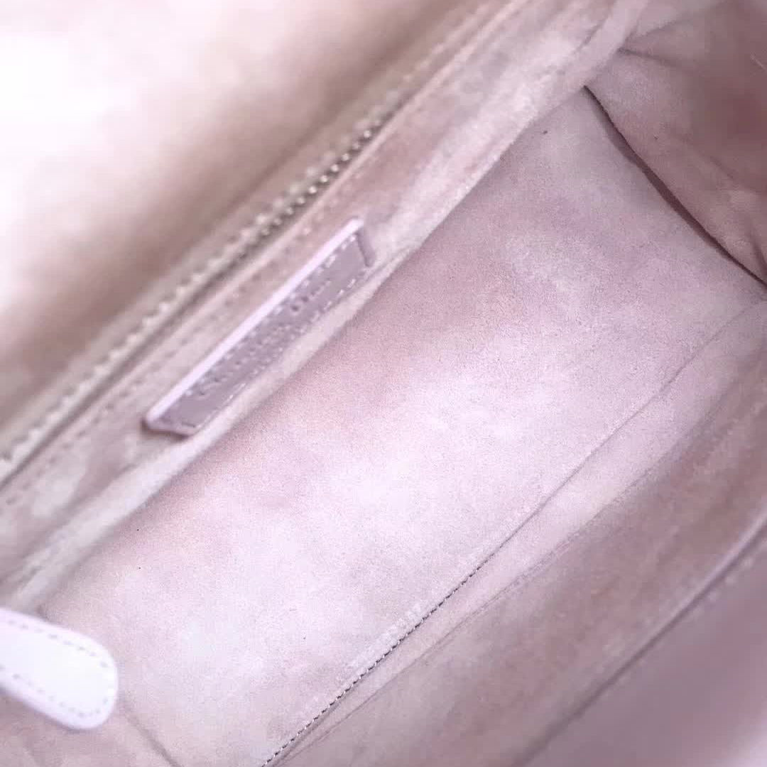 【原版皮】迪奥/Dior 戴妃包,磨砂系列,选用小牛皮绗缝藤格纹,饰有 Ultra matte 饰面金属配饰