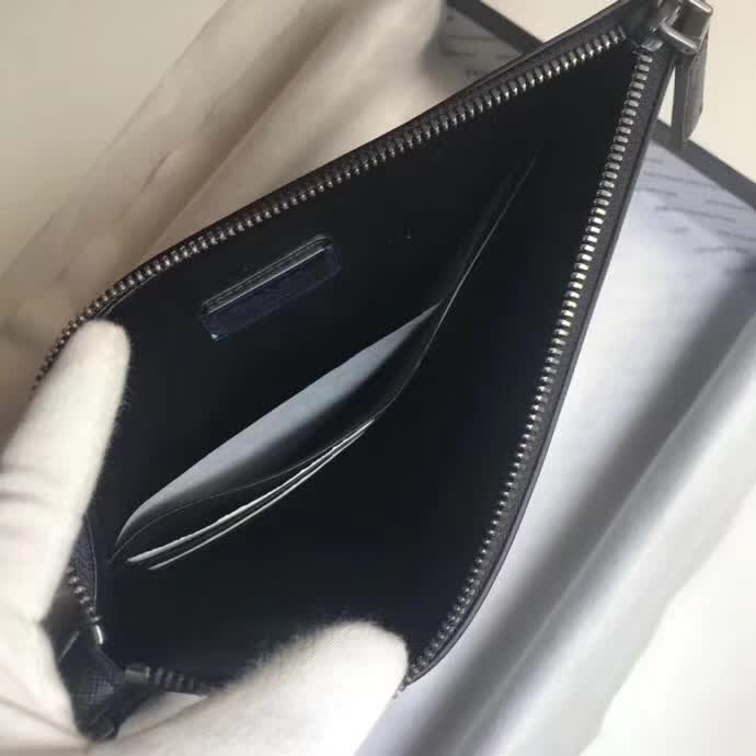 【原版皮】普拉达/Prada 男士手包,选用十字纹小牛皮裁制而成,边角点缀同色小公仔徽标,尽显高档时尚,低调而又奢华,款号:2NG005