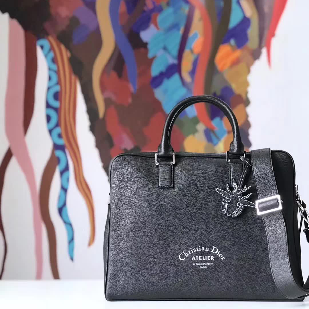 【原版皮】迪奥/Dior 男士公文包,选用粒面纹小牛皮裁制而成,采用传统工艺,是现代男士携带各类日常数据与文件的尚佳选择