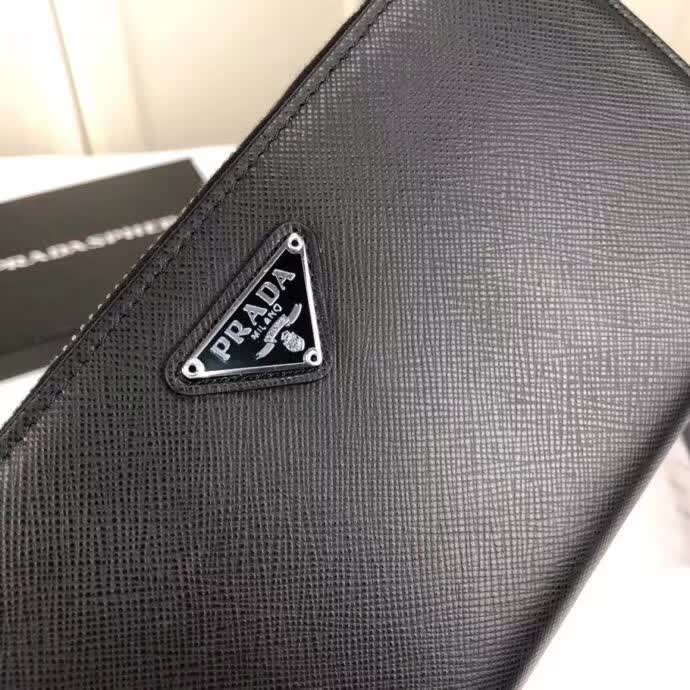 【原版皮】普拉达/Prada 拉链钱夹,选用十字纹小牛皮裁制而成,正面点缀三角唛徽标,经典之作,简单时尚,款号:1ML506