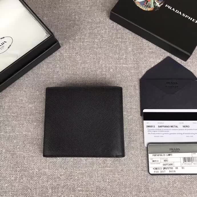 【原版皮】普拉达/Prada 短款钱夹,选用十字纹小牛皮裁制而成,边角点缀三角散字唛标识,精湛走线均匀整齐,做工精湛,款号:2M0513