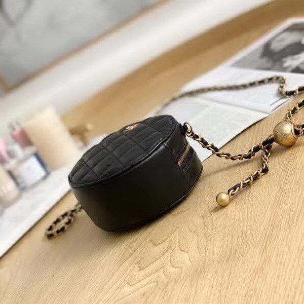 【原版皮】香奈儿/Chanel 金球系列小圆饼包,采用小羊皮精心裁制而成,柔软细腻搭配这季最火爆的链条,神奇的小金球能控制肩带长短,平时出门带的口红车钥匙纸巾都能放,款号:AS0366