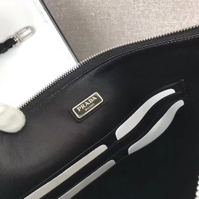 【原版皮】普拉达/Prada 男士手包,限量版,选用十字纹小牛皮裁制而成,绗缝特别的皮革徽标设计凸显个性,时尚炫酷,就是要你好看,款号:2NG001