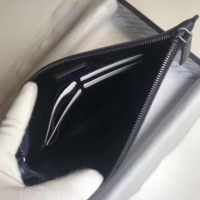 【原版皮】普拉达/Prada 男士手包,选用十字纹小牛皮裁制而成,边角点缀同色小公仔徽标,尽显高档时尚,低调而又奢华,款号:2NG005