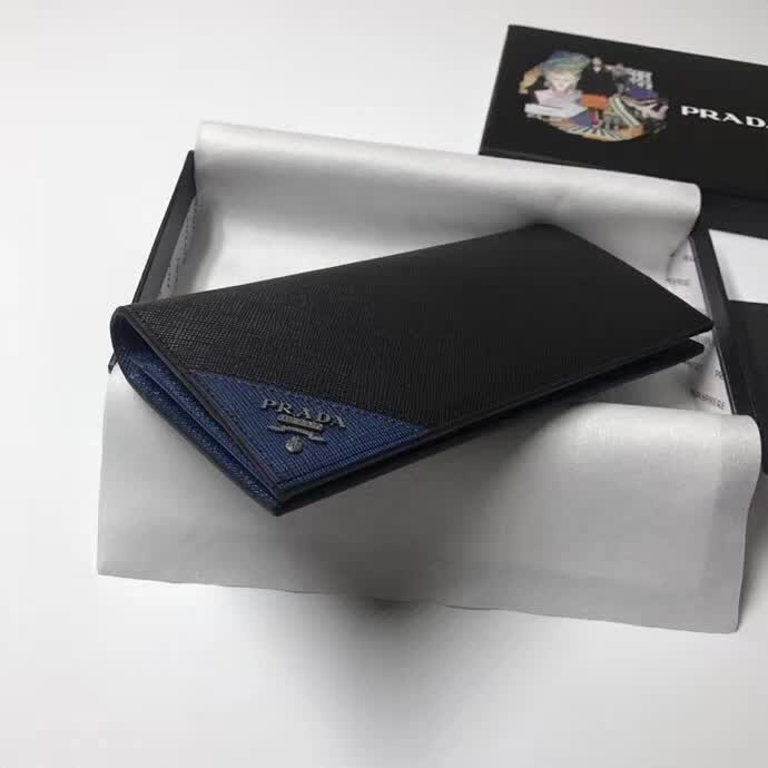 【原版皮】普拉达/Prada 西装钱夹，选用十字纹小牛皮裁制而成，边角点缀三角散字徽标，经典之作，简单时尚，款号：2MV836