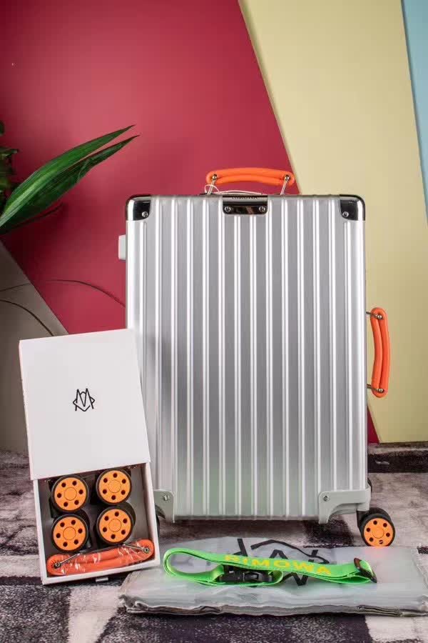 日默瓦/Rimowa 旅行箱,全铝镁合金,经典款的新版本,彩色皮质把手,购买就送透明套,4个轮子,2个手把,绑带,想怎么换就怎么换,永远是街头机场最靓的你