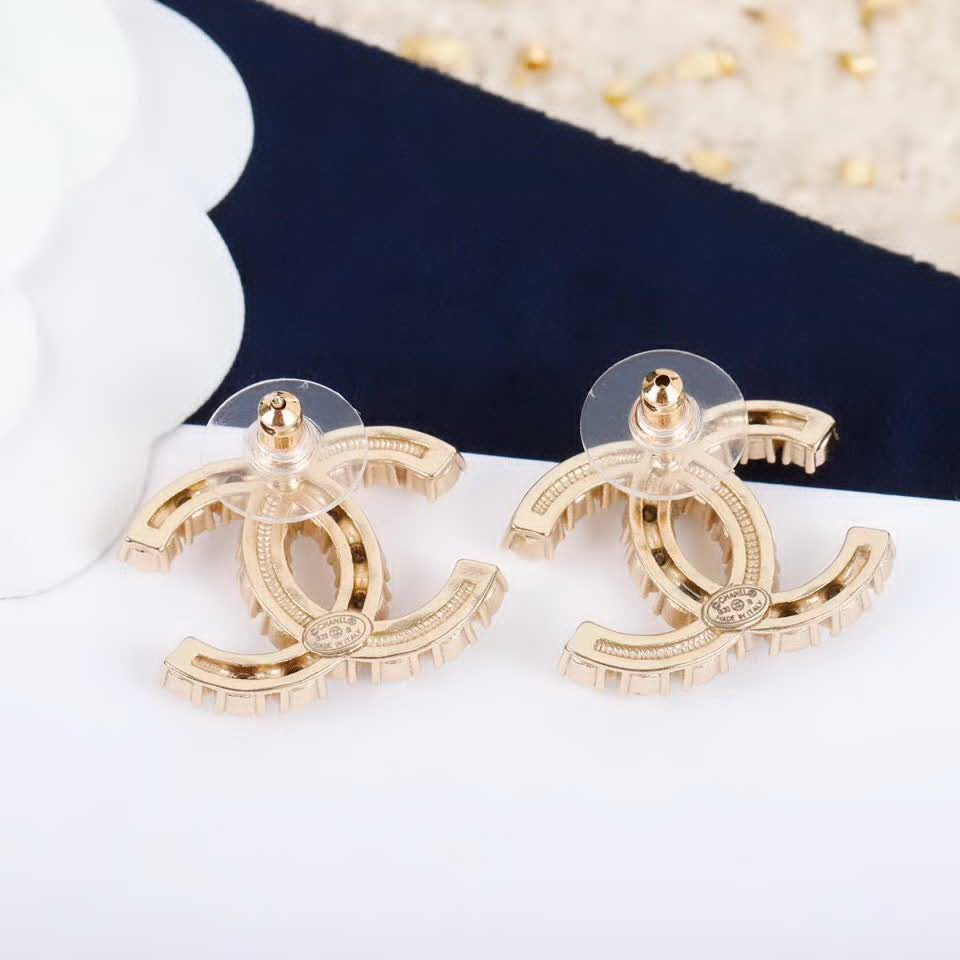 20秋季最新专柜款-Chanel经典款珍珠耳钉，细节满满的一款，以及背面五金的细腻，完美