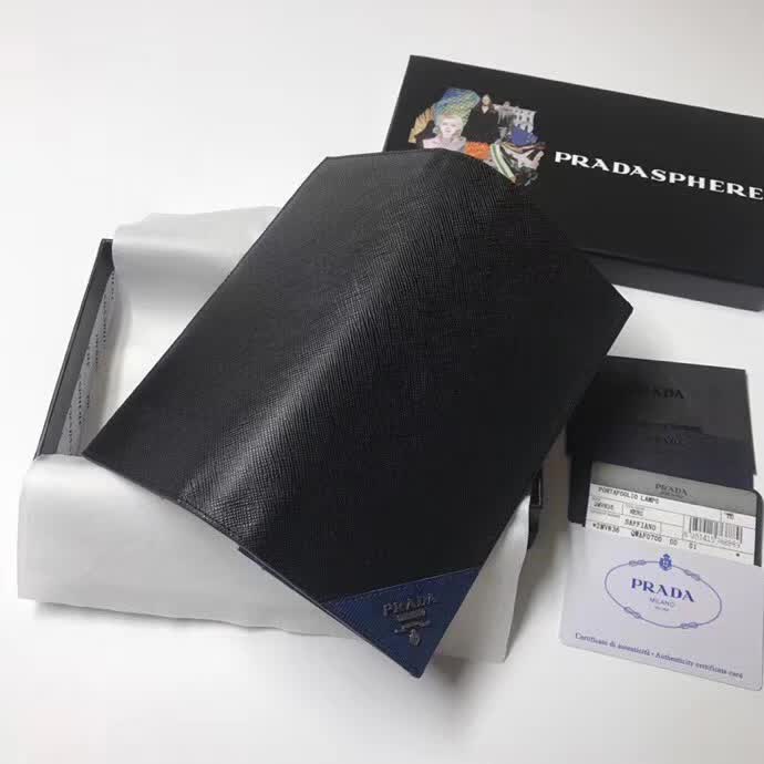 【原版皮】普拉达/Prada 西装钱夹，选用十字纹小牛皮裁制而成，边角点缀三角散字徽标，经典之作，简单时尚，款号：2MV836