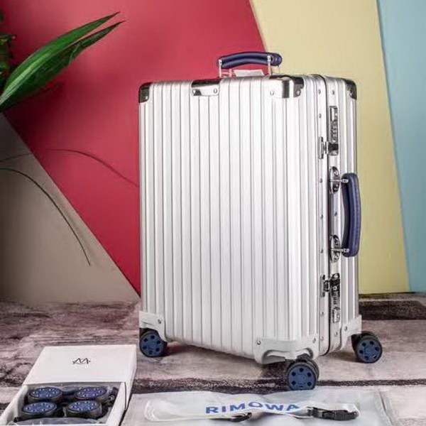 日默瓦/Rimowa 旅行箱,全铝镁合金,经典款的新版本,彩色皮质把手,购买就送透明套,4个轮子,2个手把,绑带,想怎么换就怎么换,永远是街头机场最靓的你