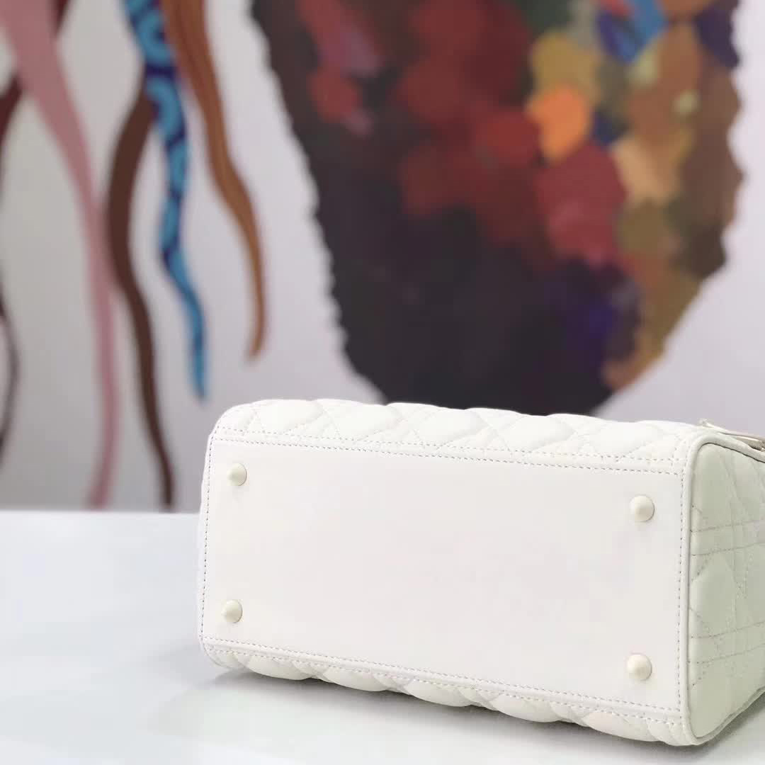 【原版皮】迪奥/Dior 戴妃包,磨砂系列,选用小牛皮绗缝藤格纹,饰有 Ultra matte 饰面金属配饰