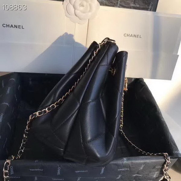 【原版皮】香奈儿/Chanel Mini小水桶包,上身简直太可爱了,这次的Hobo小水桶,长度刚好到腰部,相比之前的小水桶,这次最新款的水桶空格做得更加饱满,款号:AS1801