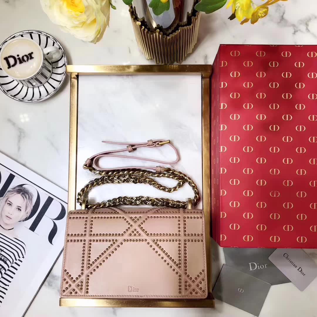 【原版皮】迪奥/Dior 链条包,选用小羊皮裁制而成,缀以饰钉 Archicannage藤格纹图案,徽章锁扣,美得不要不要的