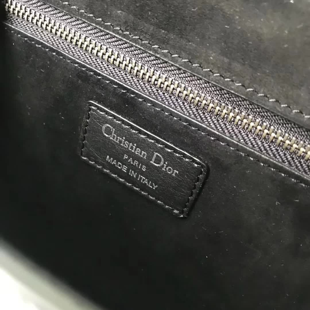 【原版皮】迪奥/Dior 链条包,选用小牛皮裁制而成,饰以不规则珠片,很有年代感,搭配链条肩带,真是perfect