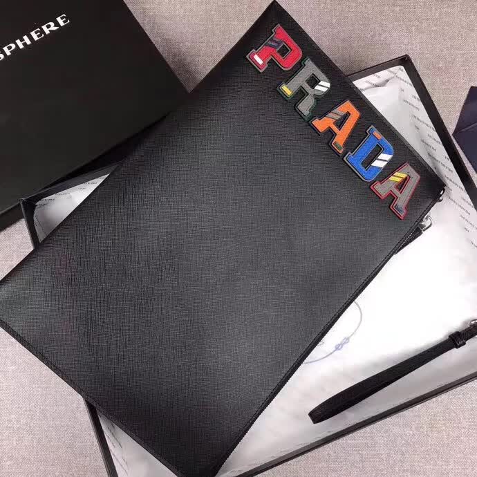 【原版皮】普拉达/Prada 男士手包,限量版,选用十字纹小牛皮裁制而成,绗缝特别的皮革徽标设计凸显个性,时尚炫酷,就是要你好看,款号:2NG001