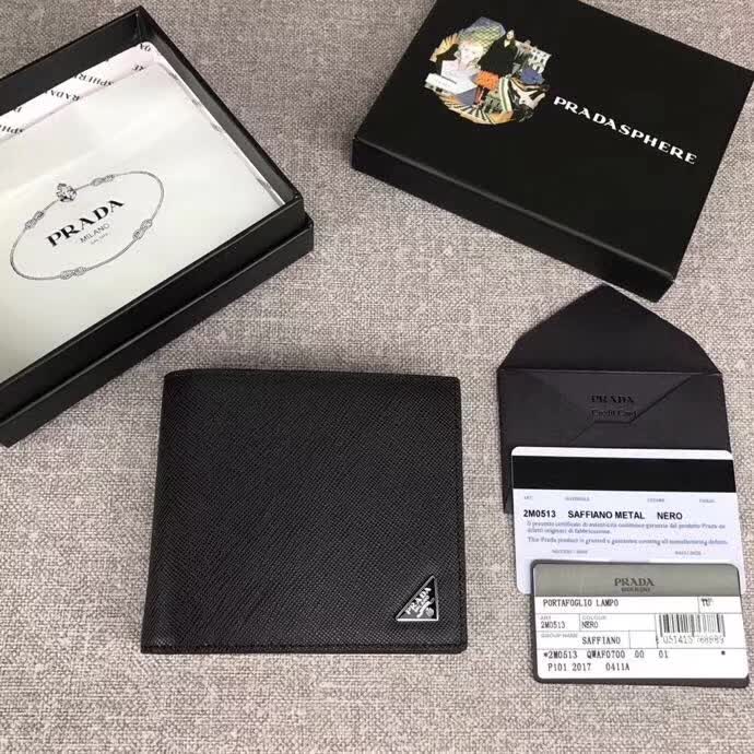 【原版皮】普拉达/Prada 短款钱夹,选用十字纹小牛皮裁制而成,边角点缀三角唛,经典之作,简单时尚,款号:2M0513