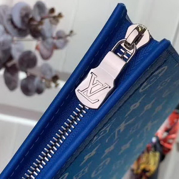 【原版皮】路易威登/LV pochette voyage手袋,以云朵主题焕新手袋设计,再令缥缈如云的品牌标识浮现于Monogram帆布背景,口袋和卡位实现有序收纳,款号:M45480