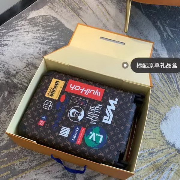 路易威登/LV Horizon 50拉杆箱,以个性创意革传奇经典,为标志性Monogram帆布点缀旅行贴饰,皮革边角保护和超大外置拉杆丰富智慧细节,打造优雅且实用的旅行伴侣