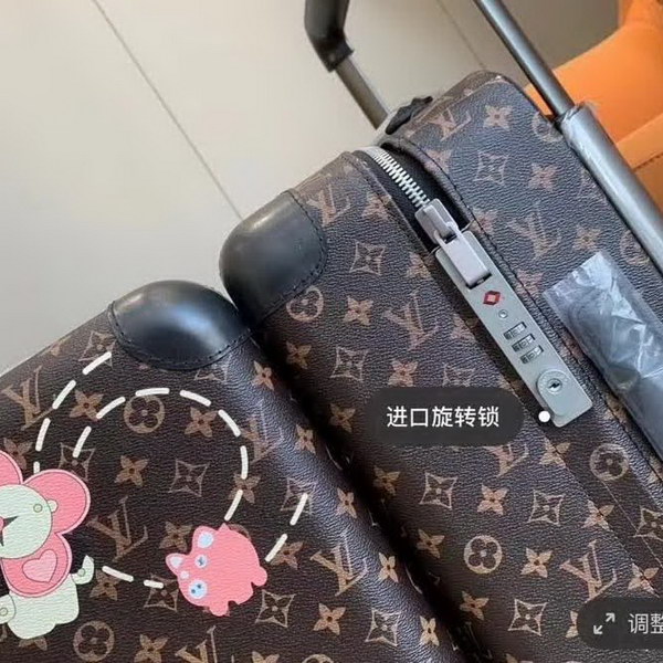 路易威登/LV Horizon 50拉杆箱,以个性创意革传奇经典,为标志性Monogram帆布点缀旅行贴饰,皮革边角保护和超大外置拉杆丰富智慧细节,打造优雅且实用的旅行伴侣