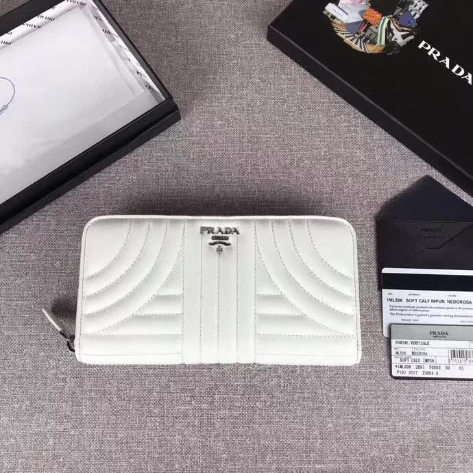 【原版皮】普拉达/Prada 拉链钱夹,选用纳帕牛皮裁制而成,点缀散字唛徽标,精湛走线均匀整齐,款号:1ML506