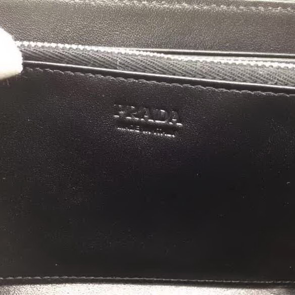 【原版皮】普拉达/Prada 拉链钱夹,选用十字纹牛皮裁制而成,饰以黑色经典丝印徽标,风格优雅简约,款号:2ML317