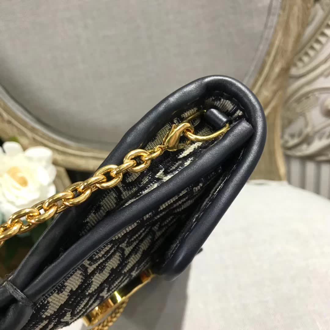 【原版皮】迪奥/Dior 30 Montaigne链条包,选用Oblique提花帆布搭配同色系牛皮皮革裁制而成,饰以标志性“CD”字母锁扣,款号:M5683