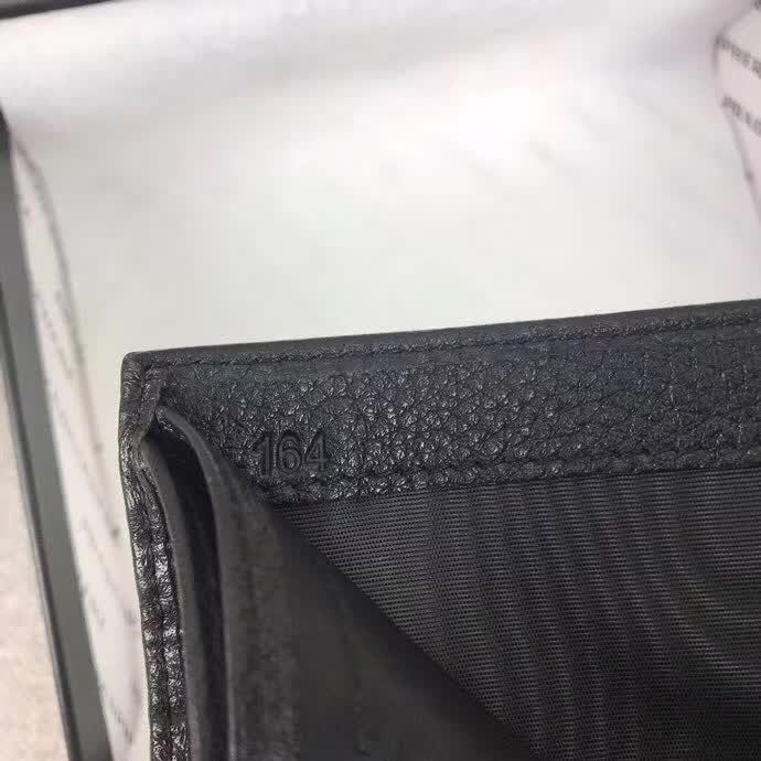 【原版皮】普拉达/Prada 短款钱夹,选用摔纹小牛皮裁制而成,边角热压印字母标识,经典之作,简单时尚,款号:2M0513