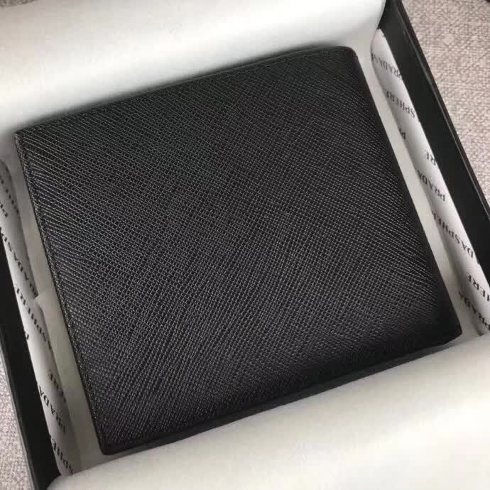 【原版皮】普拉达/Prada 短款钱夹，选用十字纹小牛皮裁制而成，边角热压印字母标识，精湛走线均匀整齐，做工精湛，款号：2M0513