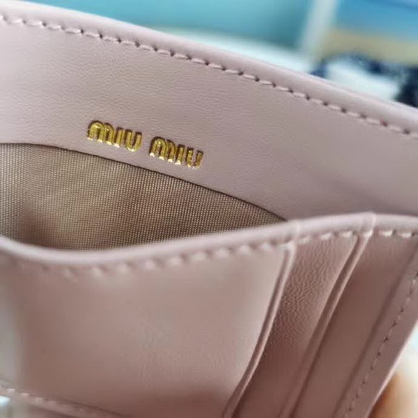 【原版皮】缪缪/Miu Miu 卡夹，采用小羊皮材质精心裁制而成，Matelasse花纹图案，内里标识烫字，Moire和皮革衬里，款号：5MC076