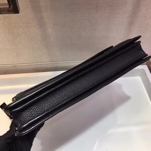 【原版皮】普拉达/Prada 男士手包,采用小牛皮材质,充分呈现充满现代感和阳刚之气的迷人魅力,颇具功能性,非常实用,款号:2VF018