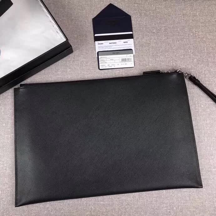 【原版皮】普拉达/Prada 男士手包,限量版,选用十字纹小牛皮裁制而成,绗缝特别的皮革徽标设计凸显个性,时尚炫酷,就是要你好看,款号:2NG001