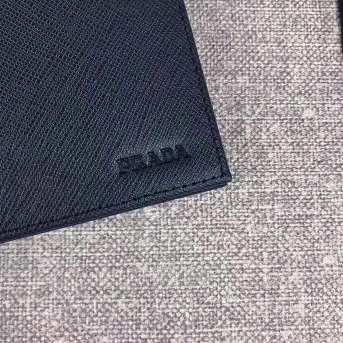 【原版皮】普拉达/Prada 短款钱夹,选用十字纹小牛皮裁制而成,边角热压印字母标识,精湛走线均匀整齐,做工精湛,款号:2M0513