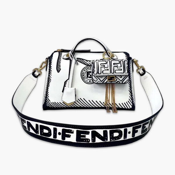 【原版皮】芬迪/Fendi 加州天空系列手提波士顿包,以撞色黑色图形轮廓,营造二维效果,白色皮革进口原料制作,单拉链轻松开,内部宽敞,配有提手和可调节肩带,斜挎手提皆,挂饰,字母肩带需另行购买,款号: 2580