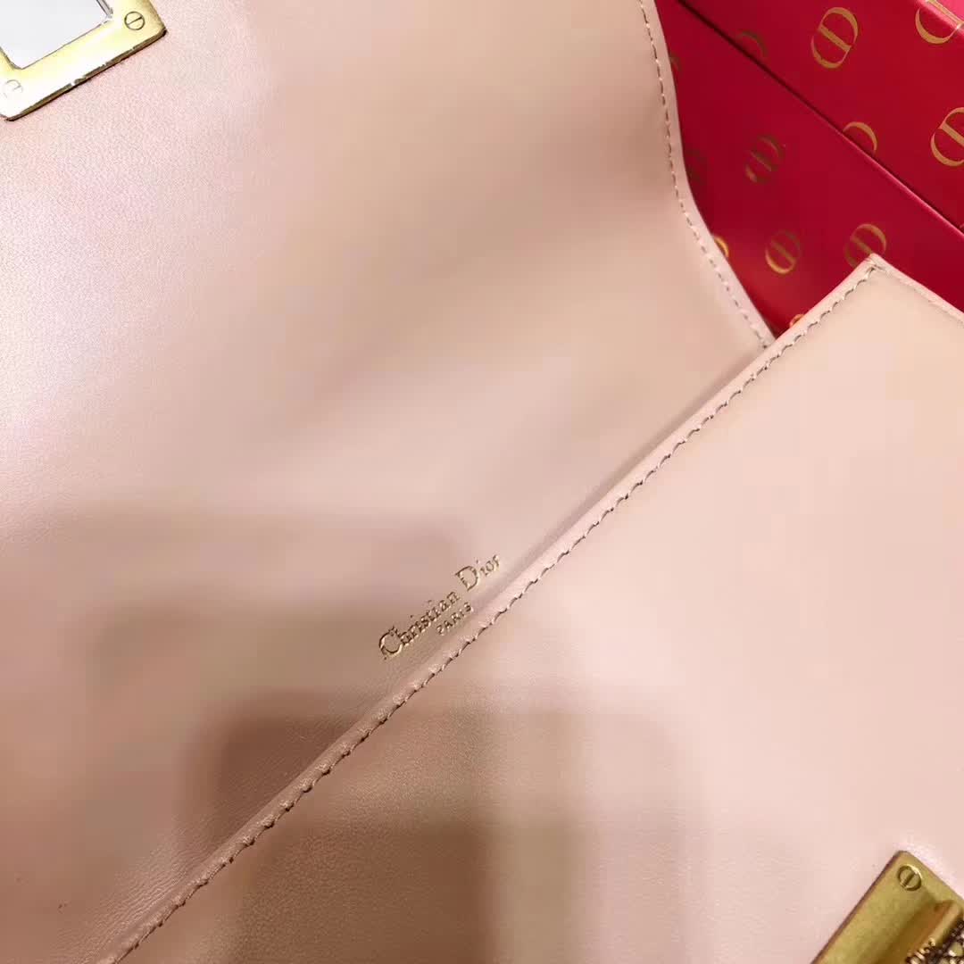 【原版皮】迪奥/Dior 链条包,选用小羊皮裁制而成,缀以饰钉 Archicannage藤格纹图案,徽章锁扣,美得不要不要的