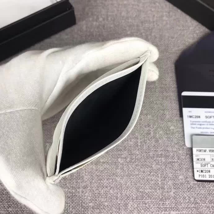 【原版皮】普拉达/Prada 卡夹，选用纳帕牛皮裁制而成，点缀散字唛徽标，精湛走线均匀整齐，款号：1MC208