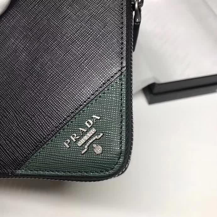【原版皮】普拉达/Prada 拉链钱夹,选用十字纹小牛皮裁制而成,边角点缀三角散字徽标,经典之作,简单时尚,款号:2ML188