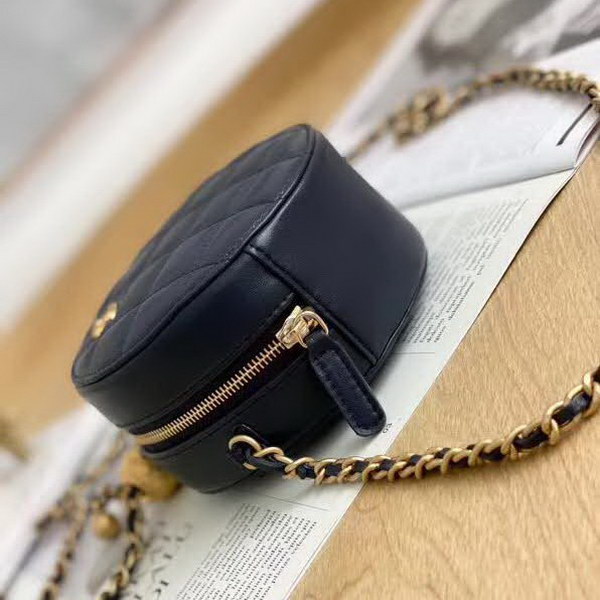 【原版皮】香奈儿/Chanel 金球系列小圆饼包,采用小羊皮精心裁制而成,柔软细腻搭配这季最火爆的链条,神奇的小金球能控制肩带长短,平时出门带的口红车钥匙纸巾都能放,款号:AS0366